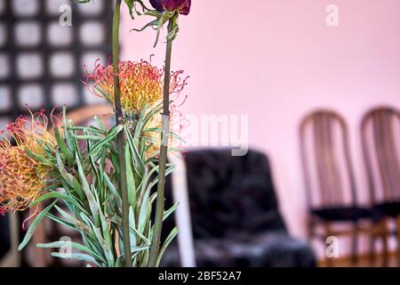 Fleurs séchées sur la table dans un vase Banque D'Images