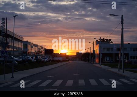 Coucher de soleil rouge sur la ville Banque D'Images