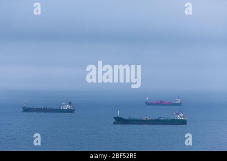 Fennells Bay, Cork, Irlande. 17 avril 2020. Les pétroliers, Corrib Fisher, Thun Glory et Maingas se trouvent à l'ancre de la baie de Fennells, car ils attendent leur tour de jeter leur cargaison à la raffinerie de Whitegate à Aghada, Co. Cork, Irlande. - crédit; David Creedon / Alay Live News Banque D'Images