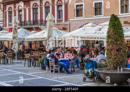 Restaurants sur Piata Sfatului - place du Conseil à Brasov, le centre administratif du comté de Brasov, Roumanie Banque D'Images