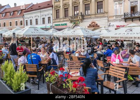 Restaurants sur Piata Sfatului - place du Conseil à Brasov, le centre administratif du comté de Brasov, Roumanie Banque D'Images