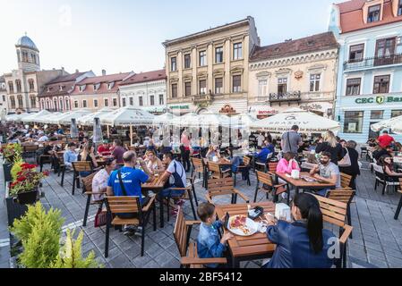 Restaurants sur Piata Sfatului - place du Conseil à Brasov, le centre administratif du comté de Brasov, Roumanie Banque D'Images