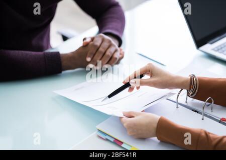 Jeune Conseiller financier facture discuter avec son client sur le lieu de travail Banque D'Images