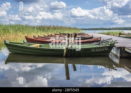 Bateaux en bois sur un lac Witry près de Slupie et des villages de Gawrych Ruda dans le comté de Suwalki, Podlaskie Voivodeship dans le nord-est de la Pologne Banque D'Images