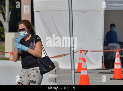 Los Angeles, États-Unis. 17 avril 2020. Une femme administre sa trousse d'auto-test sur le coronavirus au campus Charles M. Drew de Los Angeles le jeudi 15 avril 2020. Les tests ont été très courts, car le président Trump cherche à mettre fin aux commandes de rester à l'aise. Des tests erronés, des fournitures rares et un accès limité au dépistage ont nui à la capacité des États-Unis de surveiller COVID-19, avertissent les gouverneurs et les responsables de la santé. Photo de Jim Ruymen/UPI crédit: UPI/Alay Live News Banque D'Images