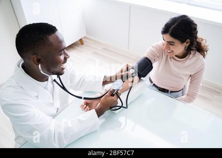 Close-up of Doctor with Stethoscope la pression artérielle des patients Banque D'Images