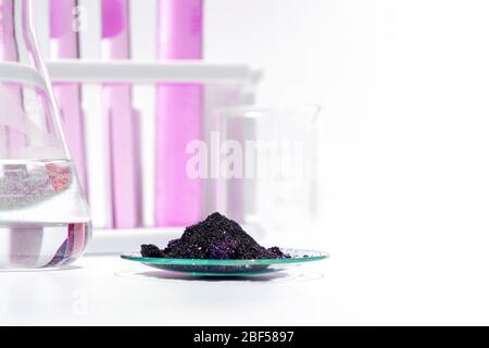 Ingrédient chimique cosmétique sur table de laboratoire blanche. Permanganate de potassium liquide, alcool. Banque D'Images