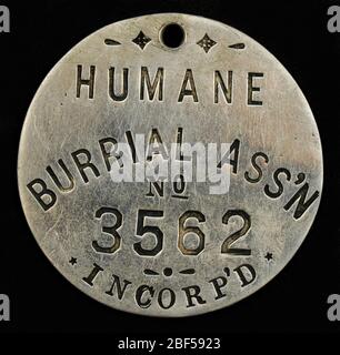 Étiquette Owney de l'Association des humains du Burial. Owney a reçu ce jeton de la Humane Burrial [sic] Association, Incorporated pendant ses voyages. Il n'y a pas d'informations supplémentaires à indiquer lorsqu'il a reçu le jeton ou qui l'a donné au chien. Banque D'Images