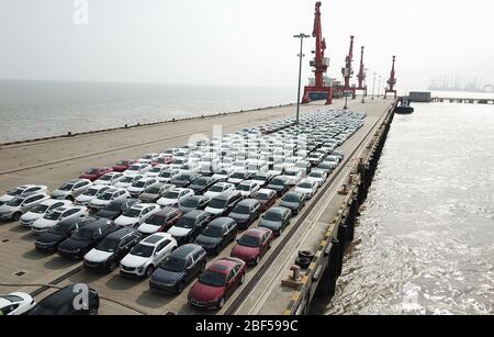 Pékin, région de Lingang à Shanghai. 17 avril 2020. La photo aérienne prise le 27 juin 2019 montre de nouvelles voitures qui se présentent pour être expédiées dans un port de la région de Lingang à Shanghai, en Chine orientale. ALLER AVEC XINHUA TITRES DU 17 AVRIL 2020. Crédit: Fang Zhe/Xinhua/Alay Live News Banque D'Images