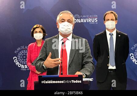 (200417) -- SANTIAGO, le 17 avril 2020 (Xinhua) -- le ministre chilien de la Santé, Jaime Manalich (C), s'exprime lors d'une conférence de presse sur la pandémie de COVID-19 à Santiago, Chili, le 16 avril 2020. Le Chili a pris des mesures rigoureuses pour contenir le virus, y compris imposer un couvre-feu de nuit, suspendre les classes, fermer les entreprises non essentielles et imposer l'utilisation de masques faciaux sur tous les transports en commun. (Ministère de la Santé/du transfert du Chili via Xinhua) Banque D'Images