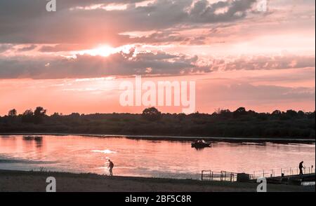 Paysage du soir : coucher de soleil sur une petite rivière Banque D'Images