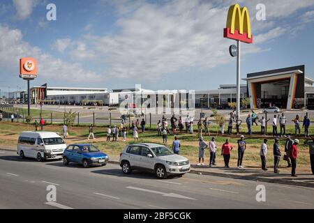 Johannesburg, Afrique du Sud. 16 avril 2020. Les gens font des achats à l'extérieur d'un supermarché à Johannesburg, en Afrique du Sud, le 16 avril 2020. Les décès de COVID-19 en Afrique du Sud ont augmenté de 14 en 24 heures, le roman coronavirus a malade 99 personnes de plus, a déclaré jeudi le ministre de la Santé, M. Zwili Mkhize. Le nombre total de cas de COVID-19 dans le pays a atteint 2 605, a déclaré le ministre. Crédit: Yeshiel/Xinhua/Alay Live News Banque D'Images