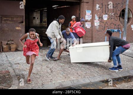 Johannesburg, Afrique du Sud. 16 avril 2020. Les gens sont à l'extérieur d'un bâtiment en raison d'un accident de feu survenu à Johannesburg, en Afrique du Sud, le 16 avril 2020. Les décès de COVID-19 en Afrique du Sud ont augmenté de 14 en 24 heures, le roman coronavirus a malade 99 personnes de plus, a déclaré jeudi le ministre de la Santé, M. Zwili Mkhize. Le nombre total de cas de COVID-19 dans le pays a atteint 2 605, a déclaré le ministre. Crédit: Yeshiel/Xinhua/Alay Live News Banque D'Images