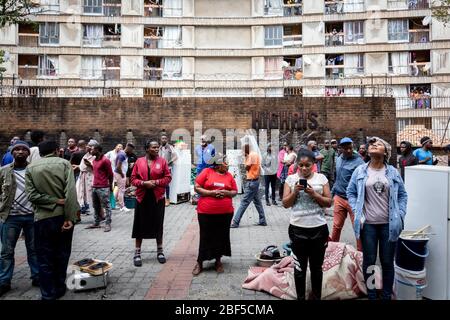 Johannesburg, Afrique du Sud. 16 avril 2020. Les gens se rassemblent à l'extérieur d'un bâtiment en raison d'un accident d'incendie survenu à Johannesburg, en Afrique du Sud, le 16 avril 2020. Les décès de COVID-19 en Afrique du Sud ont augmenté de 14 en 24 heures, le roman coronavirus a malade 99 personnes de plus, a déclaré jeudi le ministre de la Santé, M. Zwili Mkhize. Le nombre total de cas de COVID-19 dans le pays a atteint 2 605, a déclaré le ministre. Crédit: Yeshiel/Xinhua/Alay Live News Banque D'Images