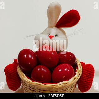 Panier de lapin de Pâques plein d'œufs rouges. Concept: Célébration de pâques, traditions de la semaine Sainte. Banque D'Images