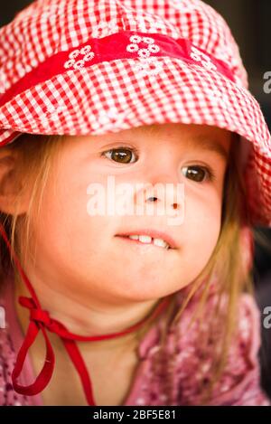 Portrait d'une belle fille de 2 ans dans Red Hat Banque D'Images