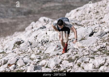 Trebinje, Bosnie-Herzégovine / 03-18-2017/ coureur de course SkyRunning sur la crête rocheuse de montagne. Banque D'Images