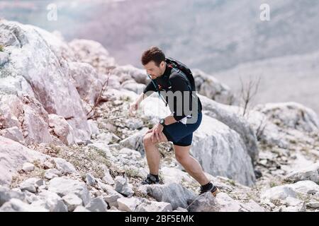 Trebinje, Bosnie-Herzégovine / 03-18-2017/ coureur de course SkyRunning sur la crête rocheuse de montagne. Banque D'Images