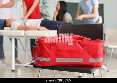 Sac de paramédical sur chaise lors de la formation de premiers soins Banque D'Images