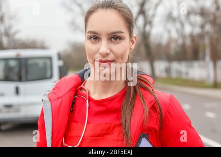 Portrait de femme paramédic à l'extérieur Banque D'Images