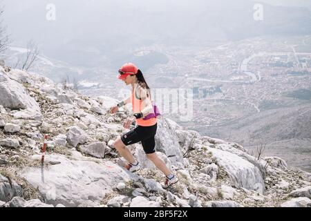 Trebinje, Bosnie-Herzégovine / 03-18-2017/ coureur de course SkyRunning sur la crête rocheuse de montagne. Banque D'Images