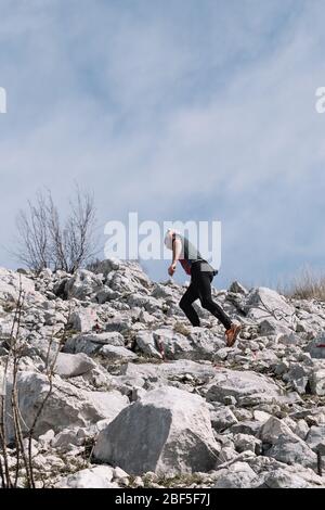 Trebinje, Bosnie-Herzégovine / 03-18-2017/ coureur de course SkyRunning sur la crête rocheuse de montagne. Banque D'Images