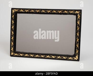 Miroir de la housse de pansement de voyage. Miroir rectangulaire (-1) dans un cadre en cuir noir avec décoration foliaire dorée ; dos recouvert de cuir noir. Banque D'Images