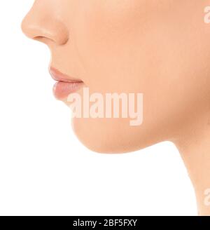 Belle jeune femme sur fond blanc, closeup. Concept de chirurgie plastique Banque D'Images