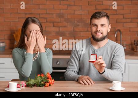 Jeune homme propose de son bien-aimé à la maison Banque D'Images