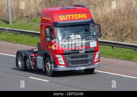 Camions de livraison Sutton Haulage, camion, transport, camion, transporteur de fret, Volvo FM tracteur, véhicule, transport commercial européen, industrie, M6 à Manchester, Royaume-Uni Banque D'Images