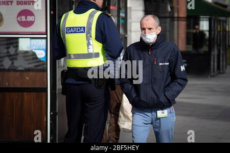 Dublin, Irlande - 6 avril 2020: Gardai en patrouille pendant Covid-19 a verrouillé les restrictions de mouvement dans le centre-ville. Banque D'Images