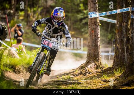 FORT WILLIAM, ÉCOSSE - 9 JUIN 2013. Myriam Nicole (FRA) course pour Team Commencal à la coupe du monde UCI Mountain Bike Downhill Banque D'Images