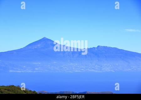 Vue sur le parc national de Garajonay sur la Gomera. En arrière-plan l'île de Tenerife avec le volcan Pico de Teide Banque D'Images