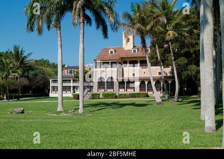 Vue extérieure sur la pelouse du manoir principal en pierre. Au parc national du patrimoine de Charles Deering Estate à Miami, en Floride. Banque D'Images