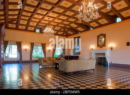 Vue sur le salon avec cheminée dans le manoir en pierre. Au parc national du patrimoine de Charles Deering Estate à Miami, en Floride. Banque D'Images