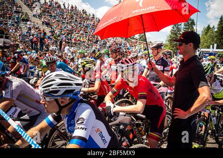 NOVE MESTO NA MORAVE - 25 MAI 2014. Jaroslav Kulhavy (CZ) abrite le soleil à la ligne de départ de la coupe du monde UCI Mountain Bike Cross Country Banque D'Images