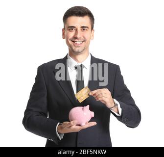 Bonne banque masculine avec la banque de porc et la carte de crédit sur fond blanc Banque D'Images