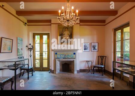 Vue sur une chambre avec cheminée dans le manoir en pierre. Au parc national du patrimoine de Charles Deering Estate à Miami, en Floride. Banque D'Images