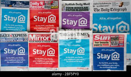 Edinburgh, Écosse, Royaume-Uni. 17 avril 2020. Les couvertures frontales de tous les journaux britanniques portent l'avertissement de l'État pour rester à la maison pendant le verrouillage du coronavirus. Iain Masterton/Alay Live News Banque D'Images
