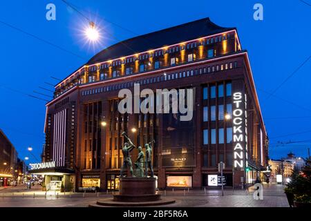 La fermeture des restaurants en raison de la pandémie de coronavirus a vidé le centre-ville d'Helsinki. Le grand magasin Stockmann, célèbre lieu de rencontre, est maintenant déserté. Banque D'Images