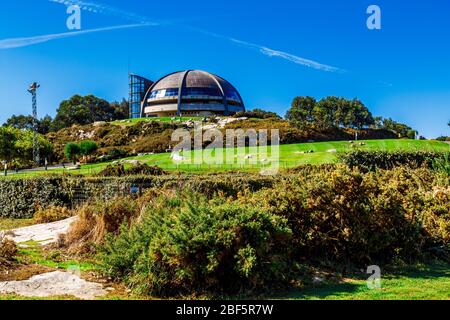 Coruna, Espagne - 05 octobre 2016 : Cupula Atlantica dans le parc municipal Monte de San Pedro Banque D'Images