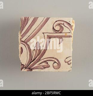 Revêtement de la paroi en mosaïque. Rectangle horizontal. Trente tuiles de large et vingt-trois tuiles de haut avec ouverture pour foyer onze tuiles de large et dix de haut. Banque D'Images