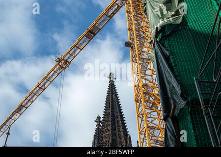 cologne, NRW, Allemagne 14 04 2020, vue sur le sommet de la cathédrale de Cologne, grue de construction comme cadre pour la vue Banque D'Images