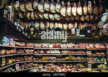 Magasin de viande sur le marché alimentaire Mercato di Mezzo à Bologne, capitale et plus grande ville de la région Emilie Romagne dans le nord de l'Italie Banque D'Images