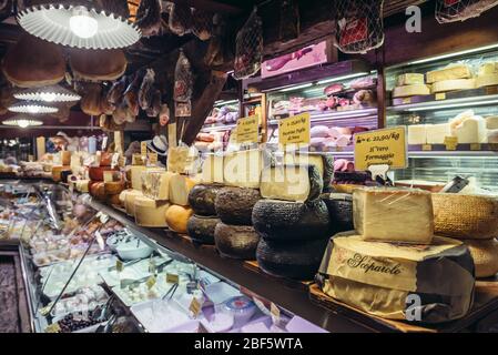 Viande et fromage à vendre sur le marché alimentaire Mercato di Mezzo à Bologne, capitale et plus grande ville de la région Emilie Romagne dans le nord de l'Italie Banque D'Images