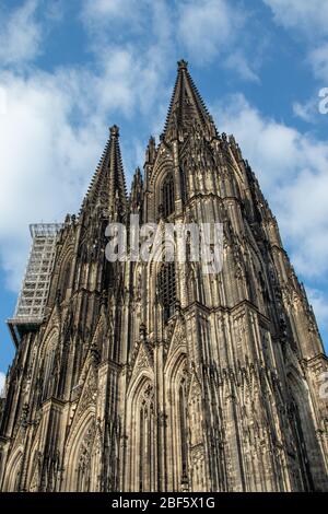 cologne, NRW, Allemagne 14 04 2020, cathédrale de Cologne, ciel bleu nuageux comme arrière-plan Banque D'Images