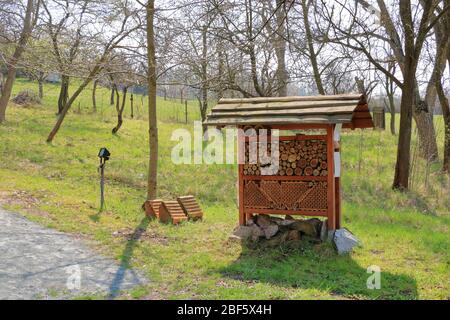 un hôtel d'abris pour abeilles et insectes sauvages Banque D'Images