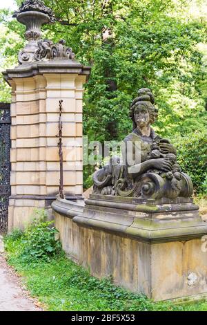 Le jardin régulier du château de Ksiaz, dans la ville de Walbrzych, en Pologne. Le château a été construit en 1288-1292 Banque D'Images