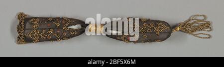 Sac à main Misers. Soie noire crochetée brodée avec des carrés rouges et verts et ornement de perles d'or dans le motif fleuri. Deux anneaux dorés contrôlent la fermeture latérale ; les perles d'or forment une pampille à une extrémité, une frange à l'autre. Banque D'Images