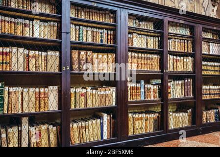 Intérieur de la bibliothèque municipale d'Archiginnasio à Bologne, capitale et plus grande ville de la région d'Emilie Romagne dans le nord de l'Italie Banque D'Images